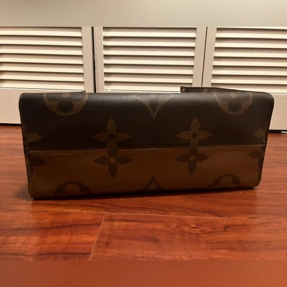 Louis Vuitton OnTheGo GM Bag - Picture 10 of 16